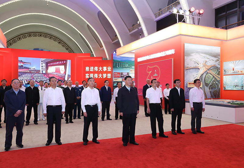 9月23日，党和国家领导人习近平、李克强、汪洋、王沪宁、赵乐际、韩正、王岐山等在北京展览馆参观“伟大历程 辉煌成就——庆祝中华人民共和国成立70周年大型成就展”。新华社记者 鞠鹏 摄