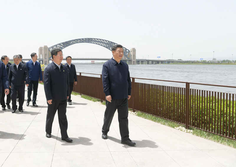 5月11日至12日,中共中央总书记、国家主席、中央军委主席习近平在山西考察。这是5月12日中午,习近平在汾河太原城区晋阳桥段考察汾河水治理及沿岸生态保护、城市环境建设等情况。新华社记者 李学仁 摄