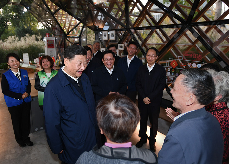11月2日至3日,中共中央总书记、国家主席、中央军委主席习近平在上海考察。这是2日下午,习近平在杨浦区滨江公共空间杨树浦水厂滨江段人人屋党群服务站,同服务站工作人员和居民交谈,了解基层党建和公共服务情况。新华社记者 谢环驰 摄