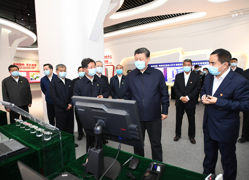 5月11日至12日,中共中央总书记、国家主席、中央军委主席习近平在山西考察。这是5月12日上午,习近平在山西转型综合改革示范区政务服务中心,了解示范区改革创新发展情况。新华社记者 谢环驰 摄