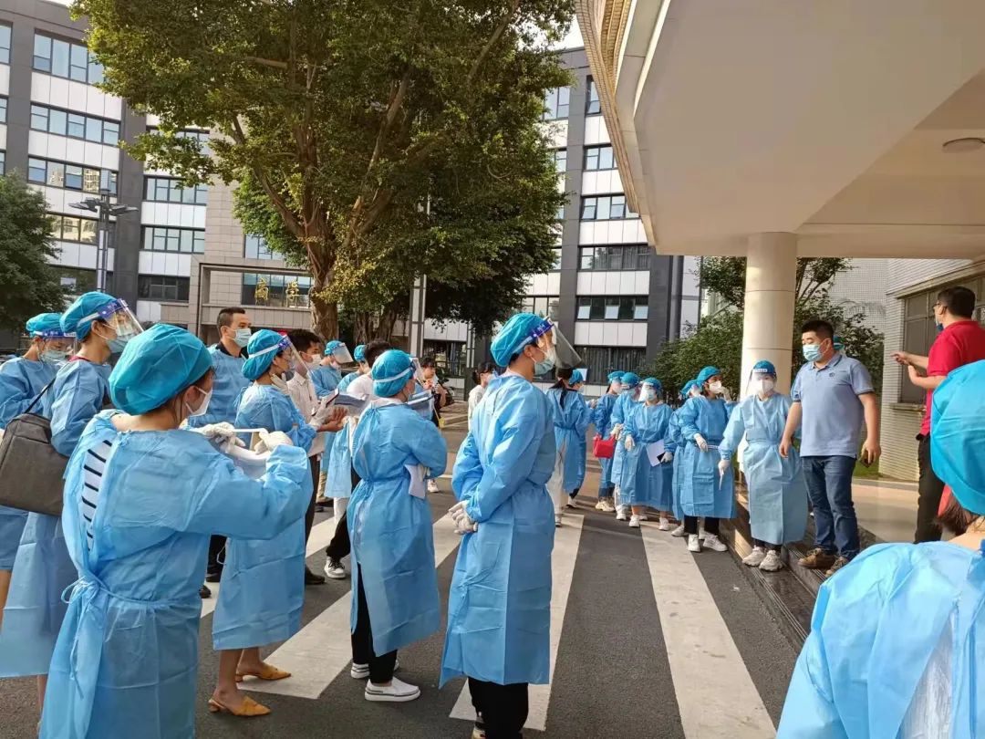教职工人员携手成为“送餐团队” 金年会jinnianhuicom供图.jpg 教职工人员携手成为“送餐团队” 金年会jinnianhuicom供图.jpg