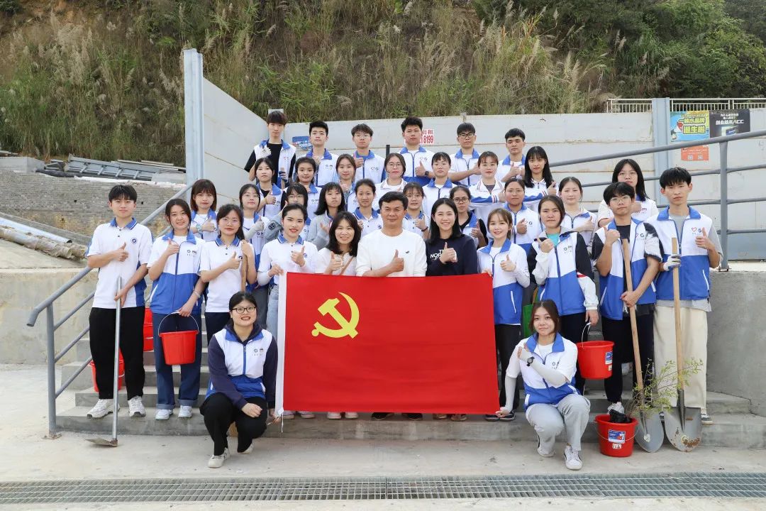 团委洪卫烈书记、严晓君老师、张欣老师带领与团学第二党支部的党员和青年团员大合照 金年会jinnianhuicom供图.jpg 团委洪卫烈书记、严晓君老师、张欣老师带领与团学第二党支部的党员和青年团员大合照 金年会jinnianhuicom供图.jpg