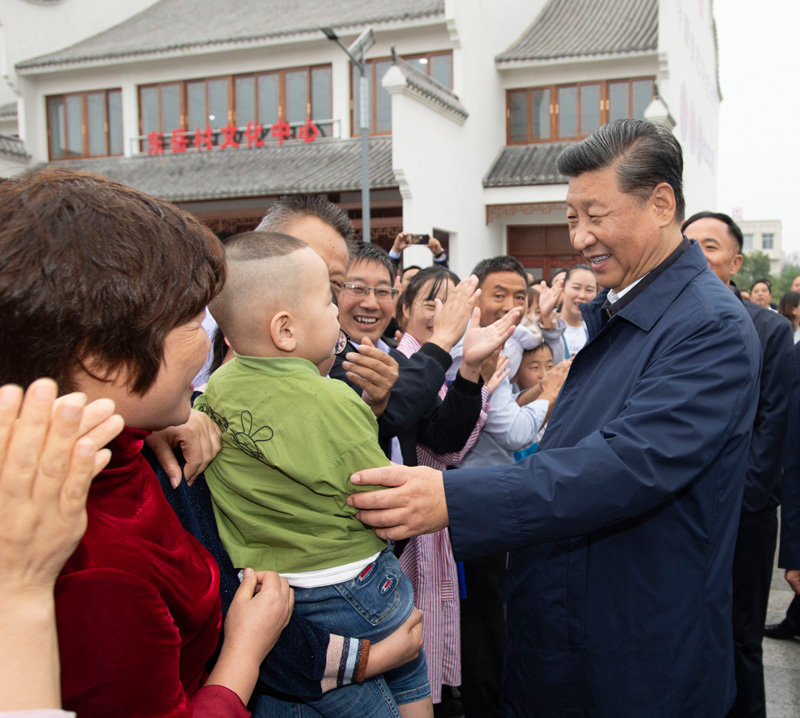 9月16日至18日,中共中央总书记、国家主席、中央军委主席习近平在河南考察。这是17日上午,习近平在信阳市光山县文殊乡东岳村同乡亲们亲切交流,祝愿乡亲们生活芝麻开花节节高。新华社记者 谢环驰 摄