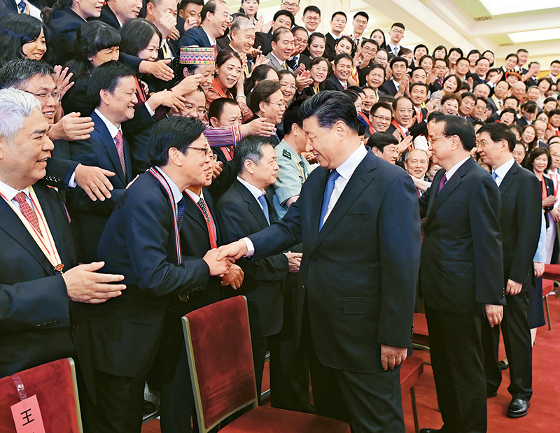 2019年9月10日,党和国家领导人习近平、李克强、王沪宁等在北京人民大会堂会见庆祝2019年教师节暨全国教育系统先进集体和先进个人表彰大会受表彰代表。 新华社记者 申宏/摄