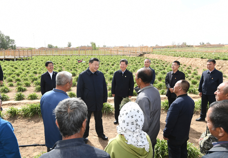 5月11日至12日,中共中央总书记、国家主席、中央军委主席习近平在山西考察。这是5月11日下午,习近平在大同市云州区有机黄花标准化种植基地,同正在劳作的村民们亲切交谈。新华社记者 谢环驰 摄