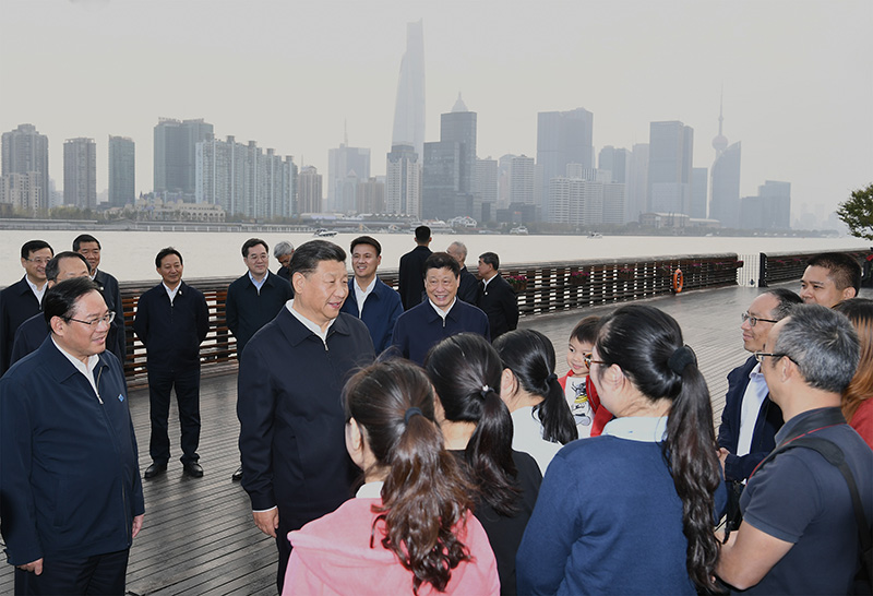 11月2日至3日,中共中央总书记、国家主席、中央军委主席习近平在上海考察。这是2日下午,习近平在杨浦区滨江公共空间杨树浦水厂滨江段,同正在休闲健身的市民亲切交谈。新华社记者 谢环驰 摄